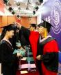 王荣松院长为2012届毕业生授予学士学位